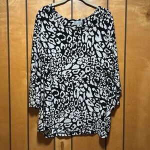 Classic Black & White with light 3-D pattern . Soft, stretchy material. SIZE 2X